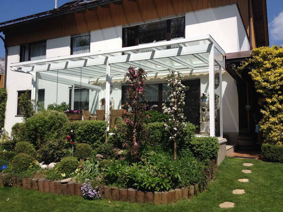 Terrassenüberdachungen aus weißem Metall und Glas von Stefan Lutz Überdachungen