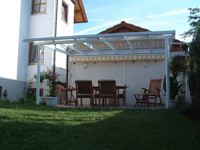 Terrassenüberdachungen aus weißem Metall und Glas mit Markise