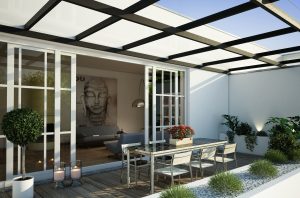 Lichtdurchlässige Terrassenüberdachung aus Glas