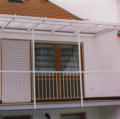 Balkonüberdachung aus Aluminium und Glas