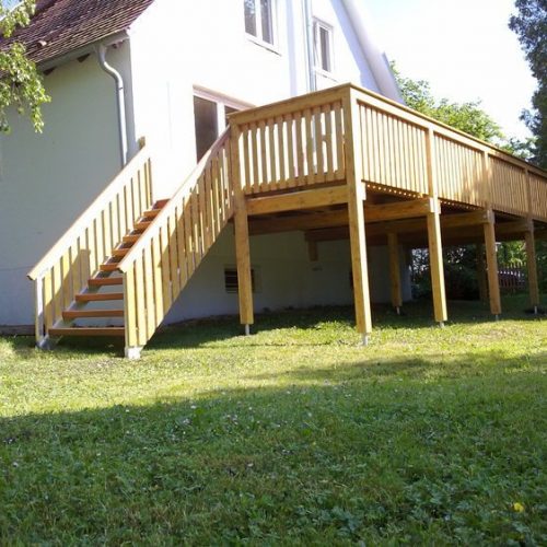 Holzbalkon mit Treppe in den Garten