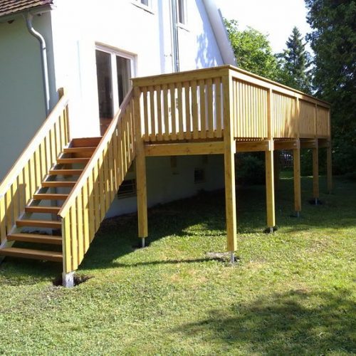 Holzbalkon mit Treppe