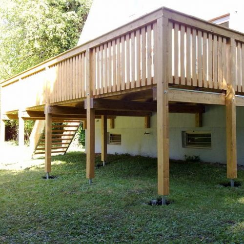 Holzbalkon mit Holztreppe in den Garten