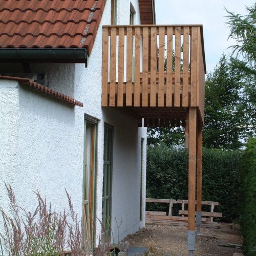 Holzbalkon aus seitlicher Ansicht