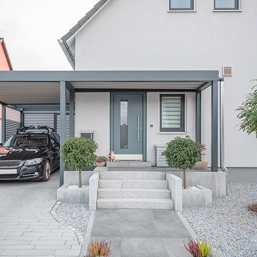 Moderner Stahlcarport an Einfamilienhaus