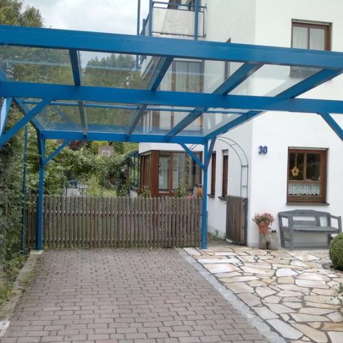 Carport mit blauer Beschichtung des Gestells