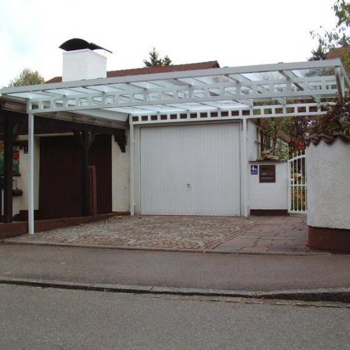 großes Carport aus hellem Aluminium von Stefan Lutz Überdachungen