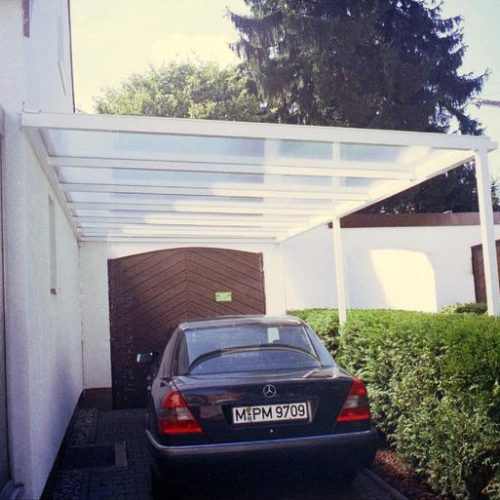 Carport mit großen Glaselementen