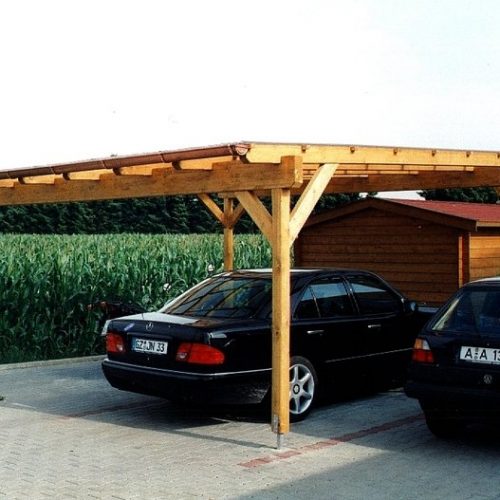 Autos stehen unter Carport aus Holz