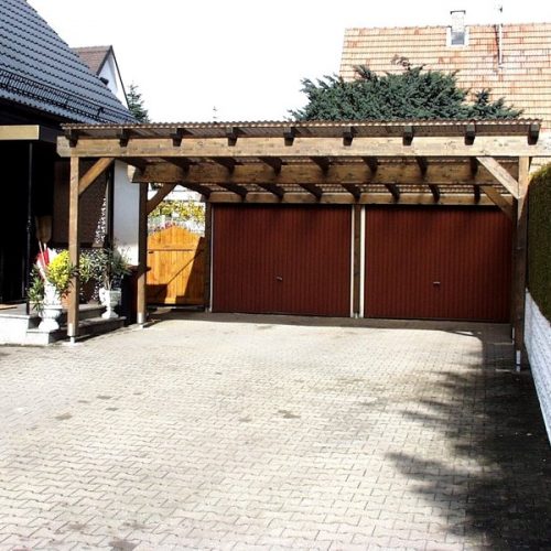 Großes Carport aus Holz für zwei Garagen