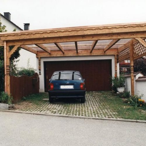 Carport in rustikaler Optik aus Holz