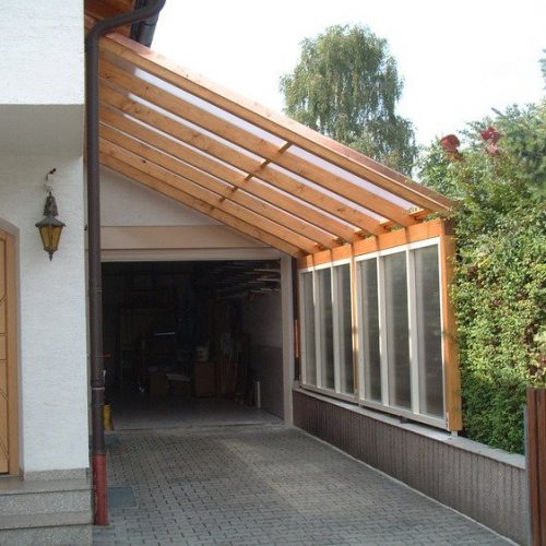 Carport aus Holz mit schräger Bauweise