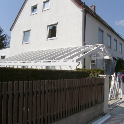 Bau eines weißen Holz-Carports von Stefan Lutz Überdachungen