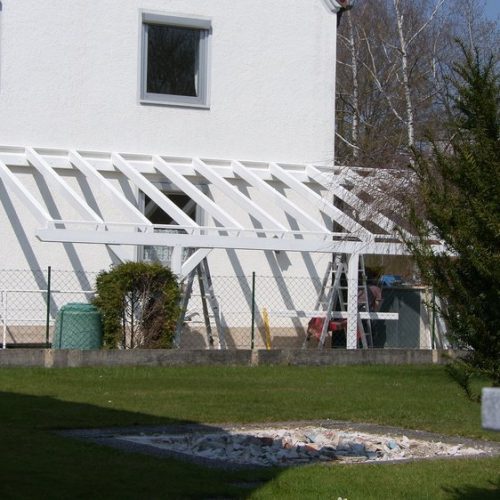 weißer Carport aus Holz