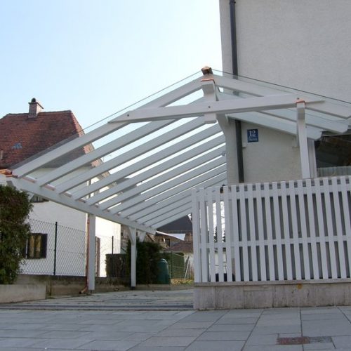 weißer Carport aus Holz in München