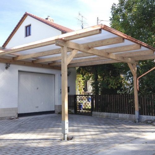 Carport aus Holz mit Regenrinne aus Kupfer