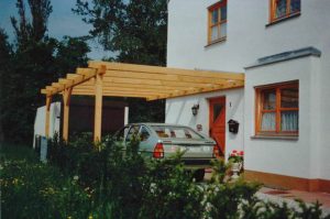 Auto unter Carport aus Holz