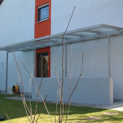 Kellerabgang und Terrassentür mit Überdachung aus Aluminium