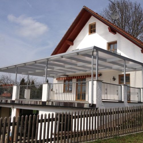 Terrassendach mit Glaselementen in Aluminium