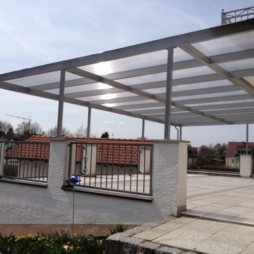 große Terrassenüberdachung aus Aluminium und Holz