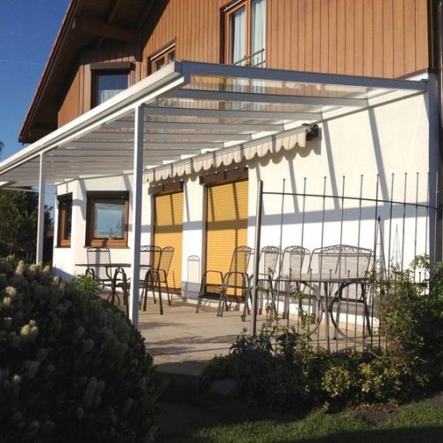 breite Terrassenüberdachung aus Aluminium