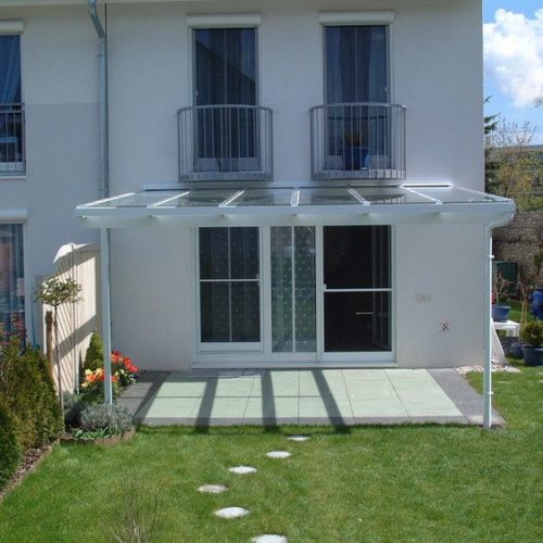 weißes Terrassendach aus Aluminium mit Glaselementen