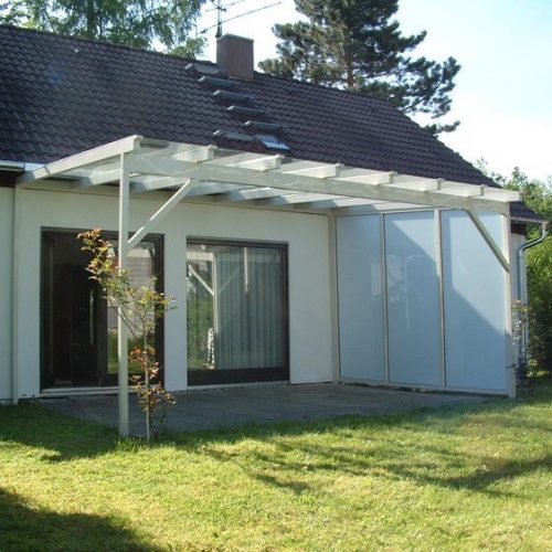 Terrassenüberdachung mit seitlichem Sonnenschutz