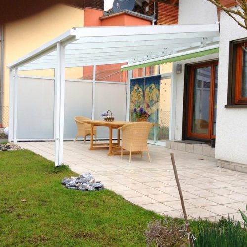 Terrassendach aus Aluminium mit seitlichem Schutz