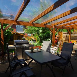 Terrassenüberdachung Pergola aus Holz montieren