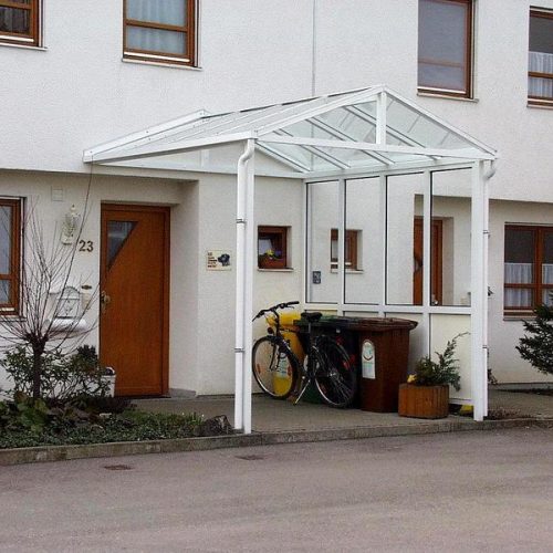 weißes Vordach mit Glas für Haustüre von Stefan Lutz Überdachungen