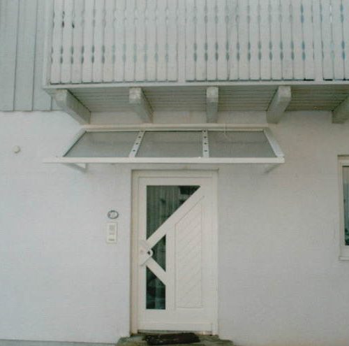 schräges Haustürvordach aus Aluminium