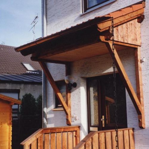 schräges Vordach aus Holz
