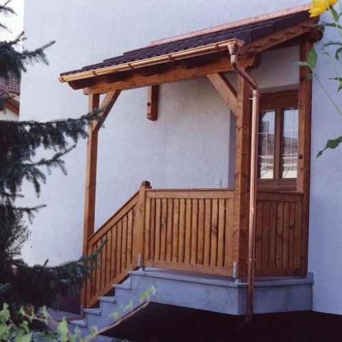 Vordach aus Holz für Treppe und Haustür