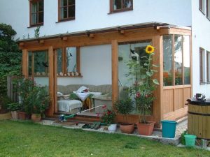 Wintergarten aus Holz mit Glasfenstern