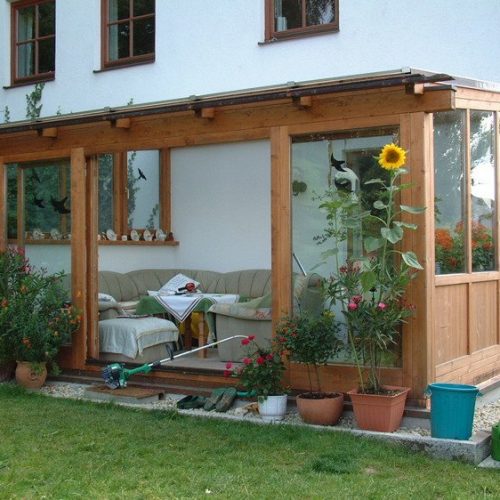 Wintergarten aus Holz mit Glasfenstern