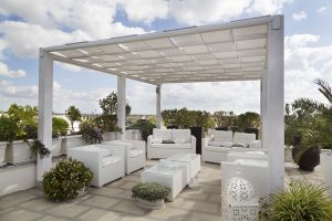 Terrassenüberdachung aus weißem Holz