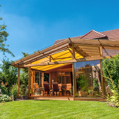 Sommerliche Terrasse und Garten