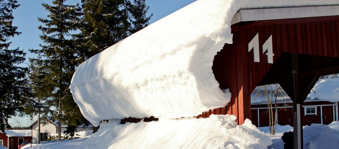 Schneelast auf einem Carport im Winter