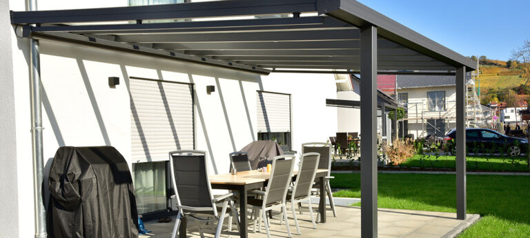 Glasdach mit Sonnenschutz auf der Terrasse