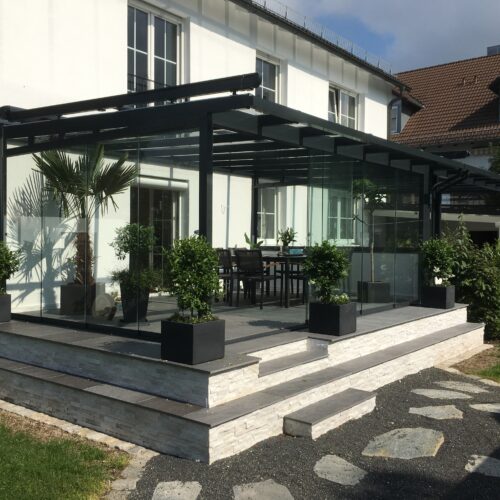 Sommergarten und Wintergarten aus Glas mit Schiebetüren, seitlich