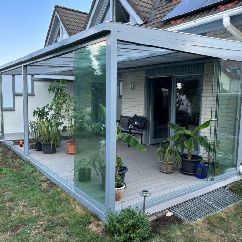 Ein moderner Sommergarten und Wintergarten mit grauen Rahmen in München, Seitenansicht