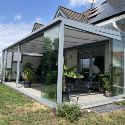 Moderner verglaster Sommer- und Wintergarten in München mit grauen Rahmen, Seitenansicht mit Innenausstattung