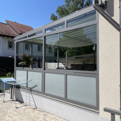 Moderner Sommer- und Wintergarten aus Glas in München