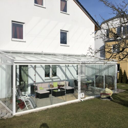 Moderner Sommergarten oder Wintergarten aus Glas in München