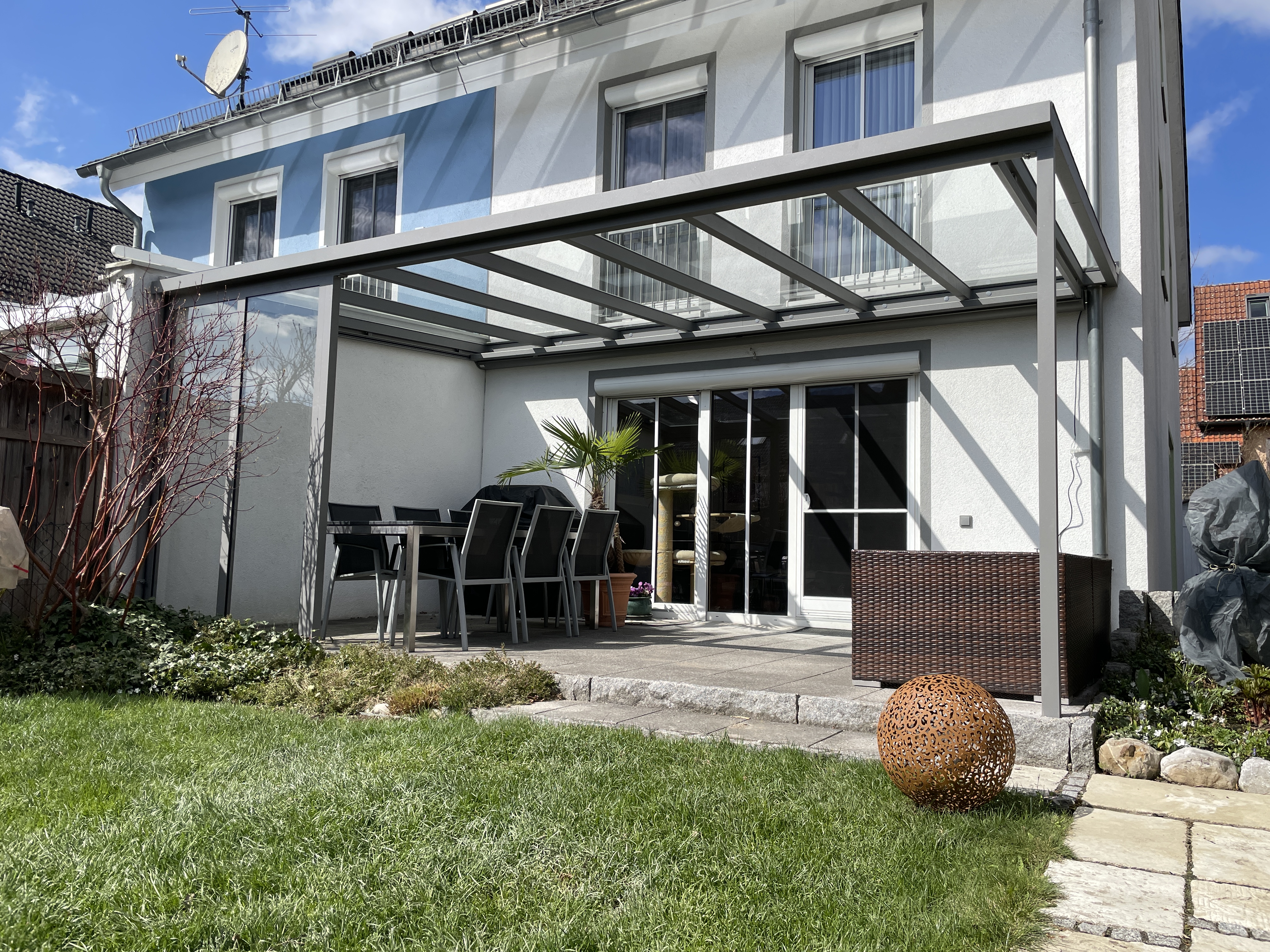Terrassenüberdachung in München aus Aluminium und Glas