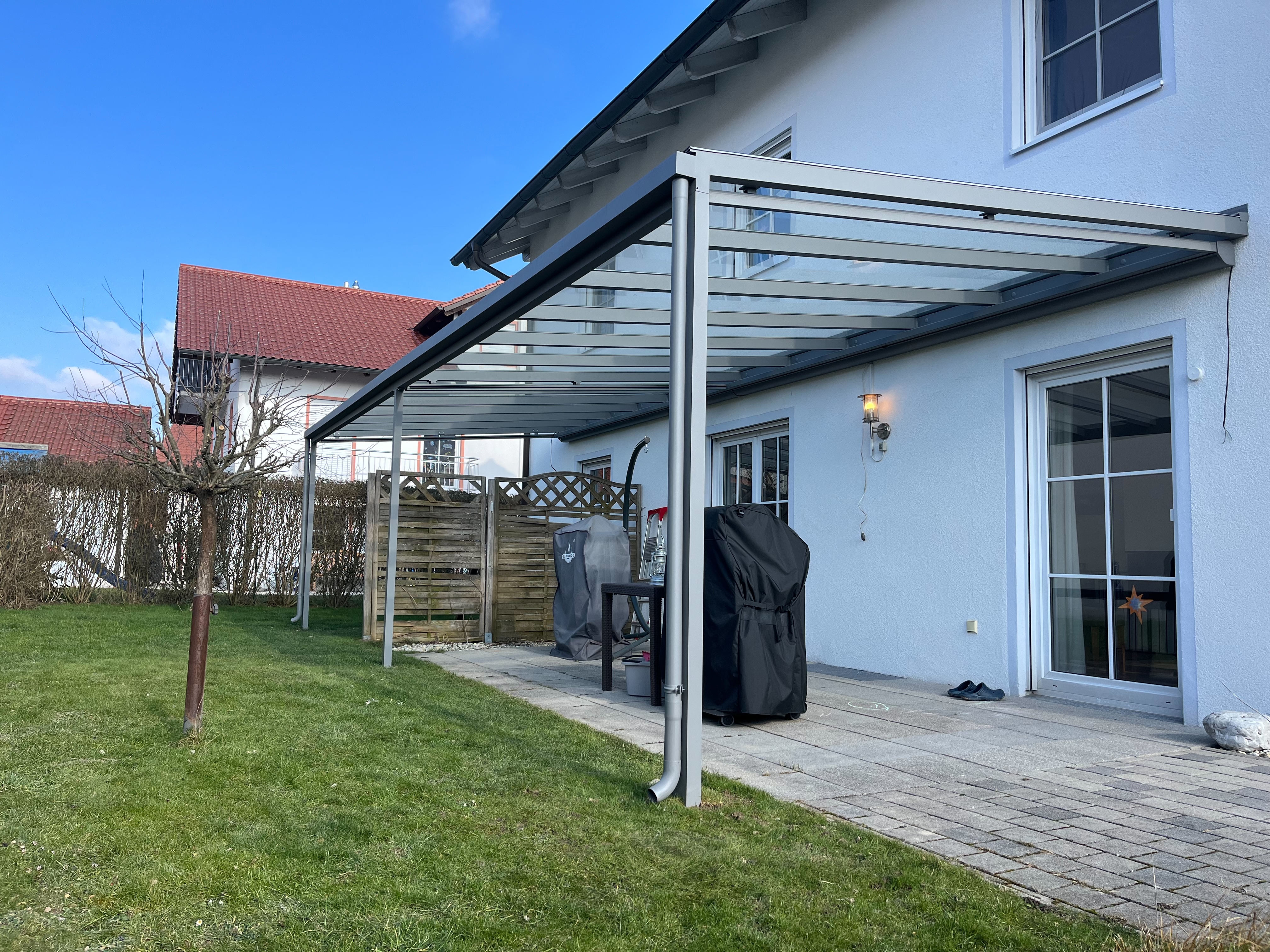 Moderne Terrassenüberdachung in München aus Aluminium und Glas