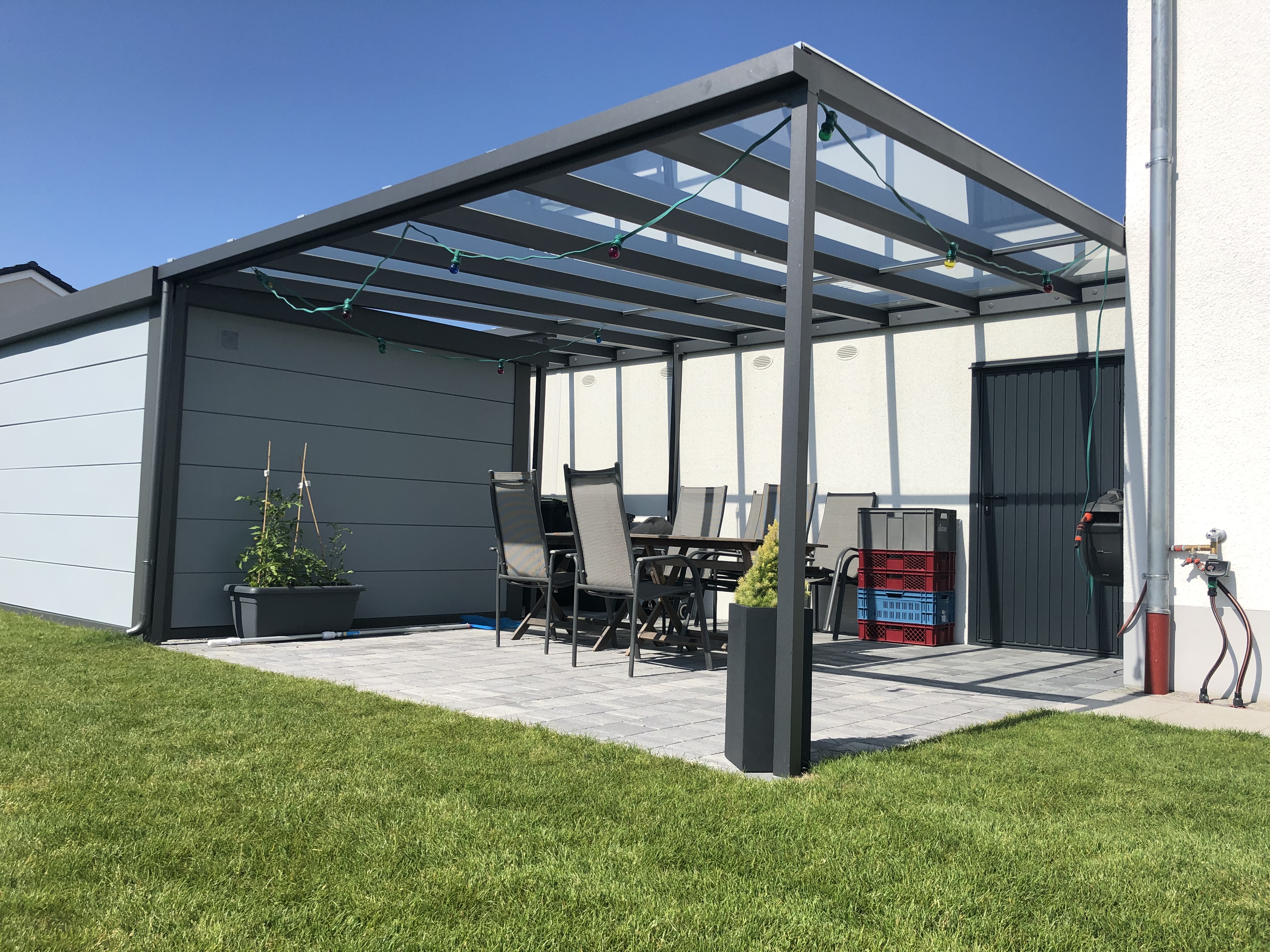 Terrassenüberdachung in München aus Aluminium und Glas